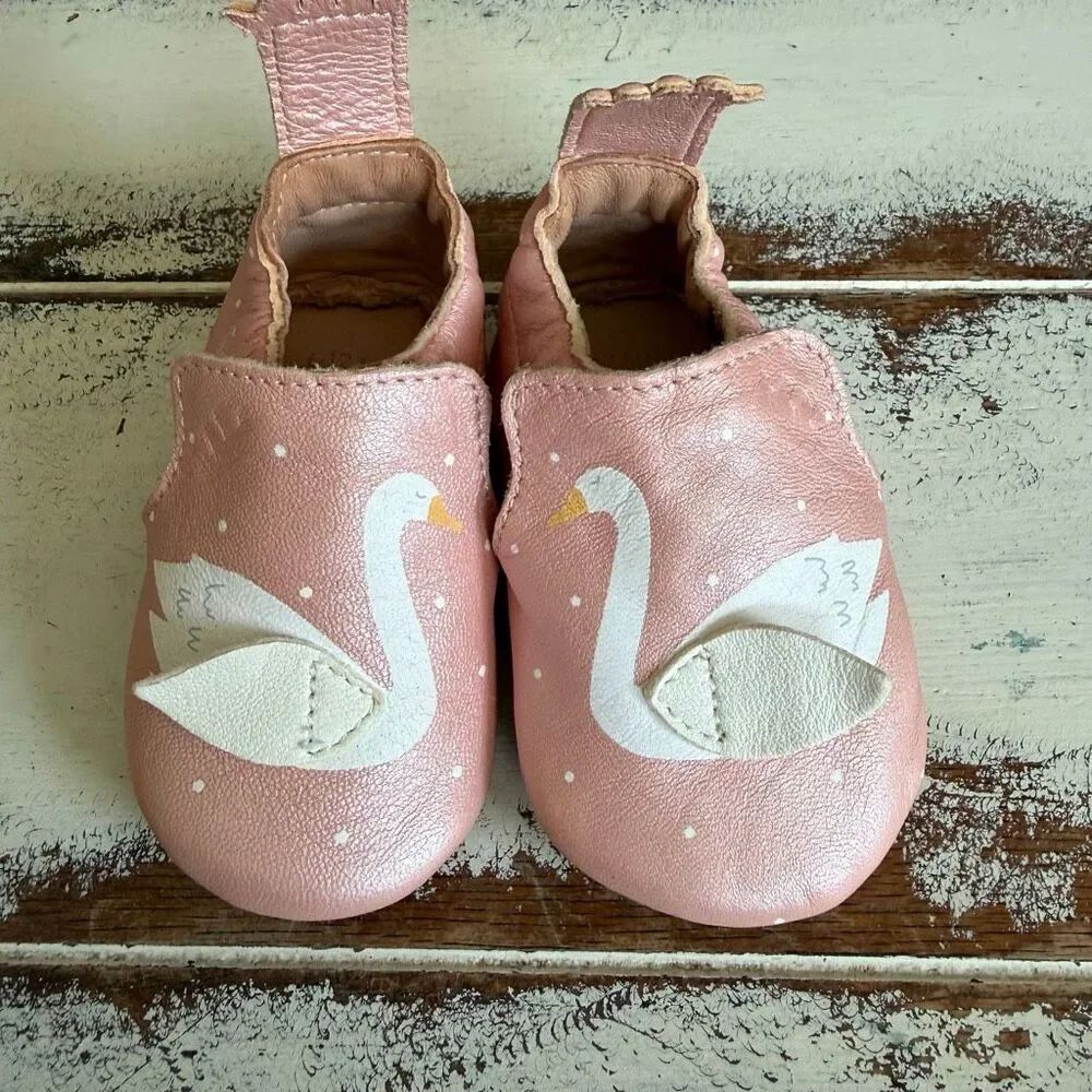 EZPZ Easy Peasy 6-12 month swan leather shoe